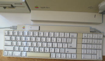Apple IIGS French Canadian keyboard C658-4081 (top view)