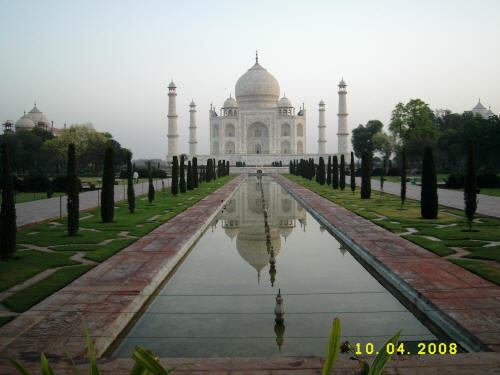 Taj Mahal - April 2008 - photo by cvxmelody